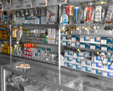 她辭職開(kāi)了家五金店,承擔(dān)起了一家六口人的生活費(fèi),做得有聲有色